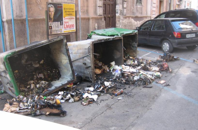Taranto, falò di 50 cassonettidanno di oltre 30mila euro