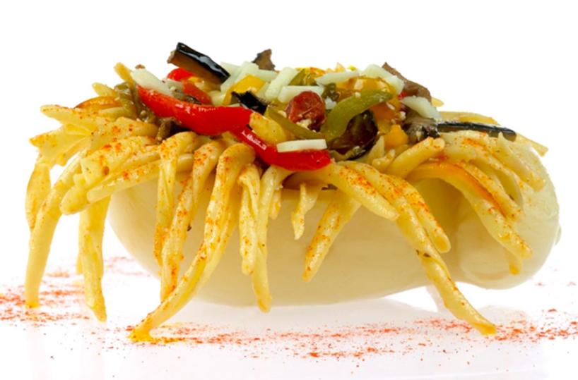 ECCELLENZE - Un tipico caciocavallo lucano farcito di pasta