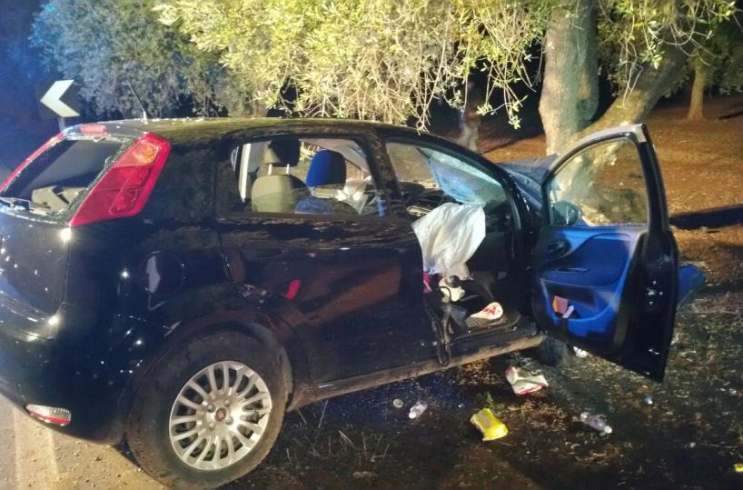 Auto contro albero di ulivogravi mamma e bimbo di 4 anni