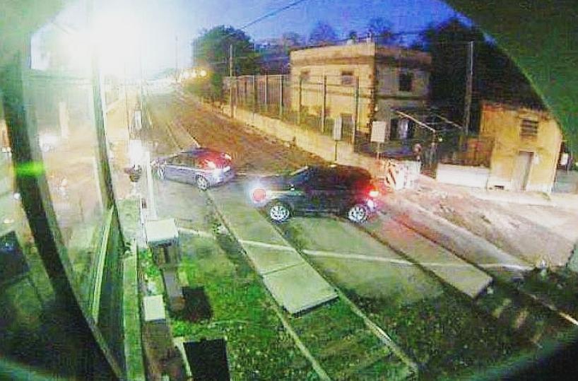 Monopoli, auto intrappolatesui binari «salvate» dal robot