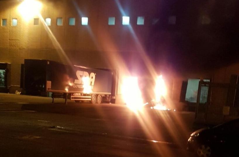 Bari, pacco incendiario distrugge deposito Sda: indaga antiterrorismo
