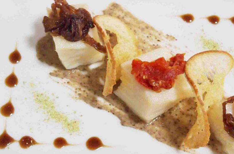 Cubotti di baccala in olio cottura su  passata di ceci neri di Zollino, pomodorino fiaschetto di Torre Guaceto e cipolla aromatizzata al vincotto