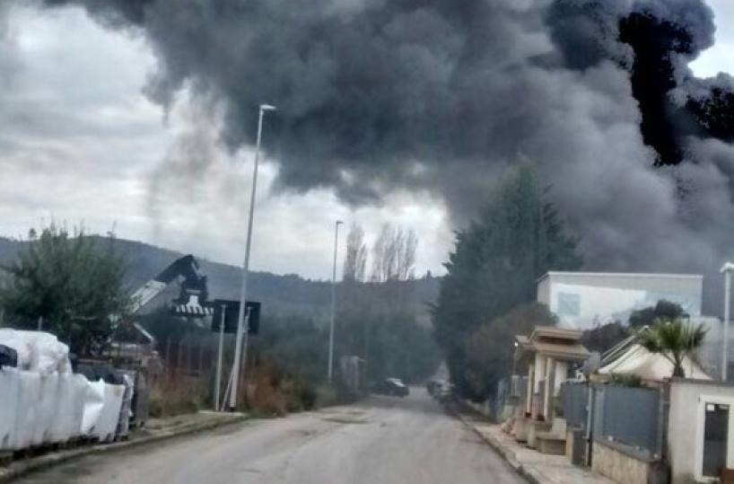 Incendio in capannonedi pvc nel Materano