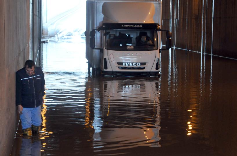 Maltempo, camion restabloccato nel sottopasso