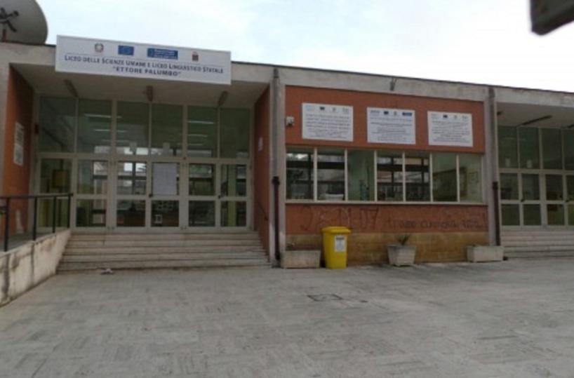 Brindisi, raid nel liceoI carabinieri sanno chi sono