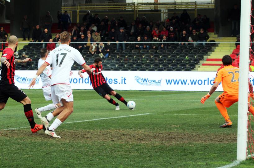 Foggia rullo compressorebatte il Carpi 3-0