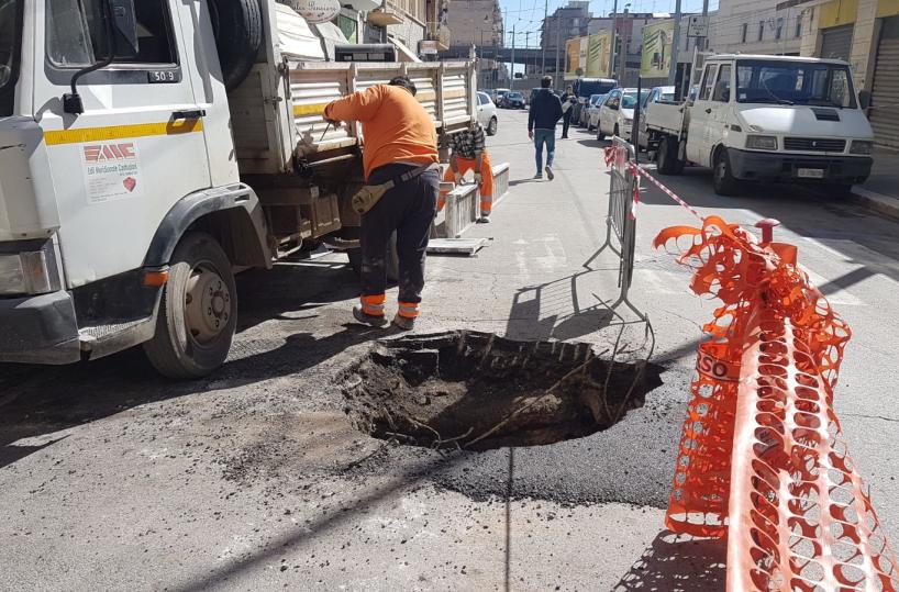 Bari, salta condotta Aqpvoragine in corso Sonnino