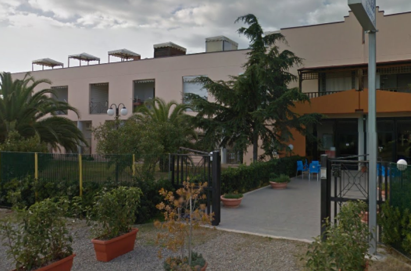 L'albergo che ospita i rifugiati? «I processi si fanno nei Tribunali»