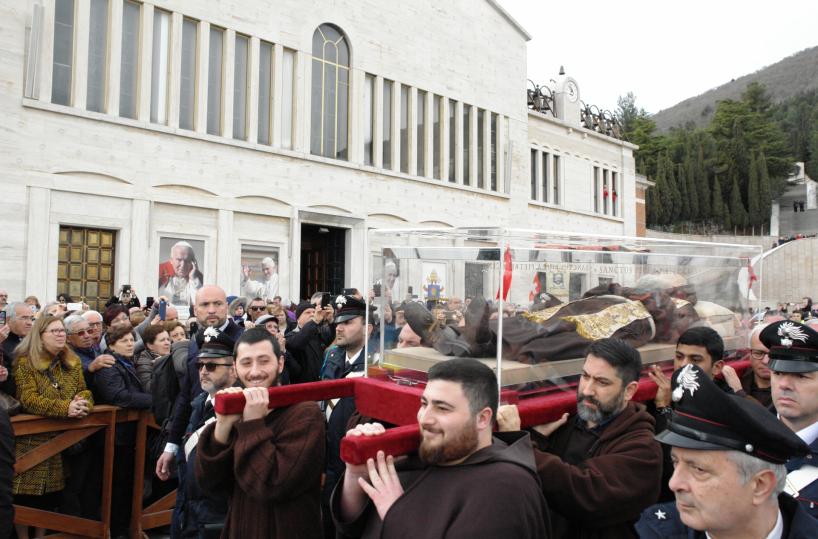 Il corpo di Padre Pio torna nella chiesa nuova