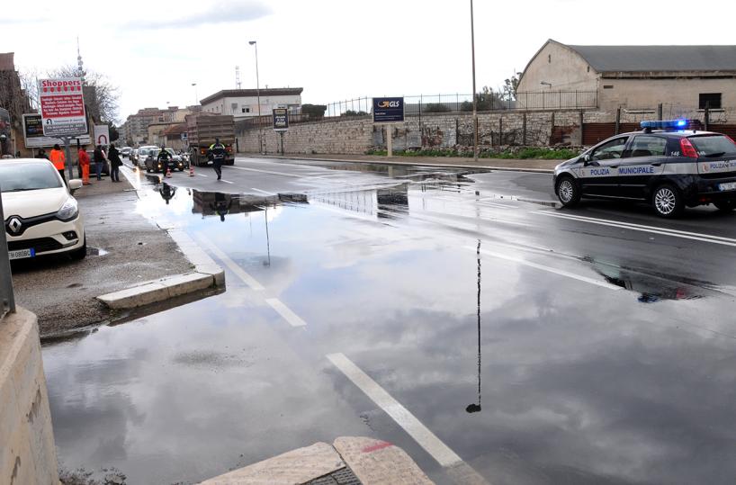 Bari, salta la fogna: via Napoliallegata, traffico deviato