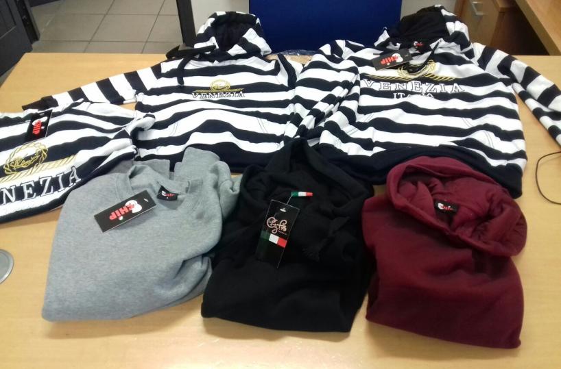 Brindisi, sequestrate da Gdf 27mila felpe made in Chinama con etichetta italiana