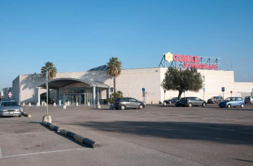 Assalto armato in gioielleriain parco commerciale Salento