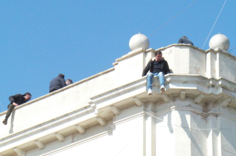 lavoratori sul tetto