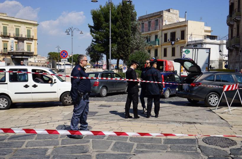Spari per stradagambizzato giovane