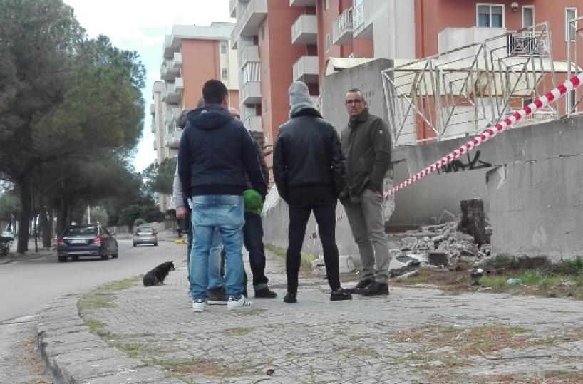 Con l’auto contro il muro per schivare un gatto in strada