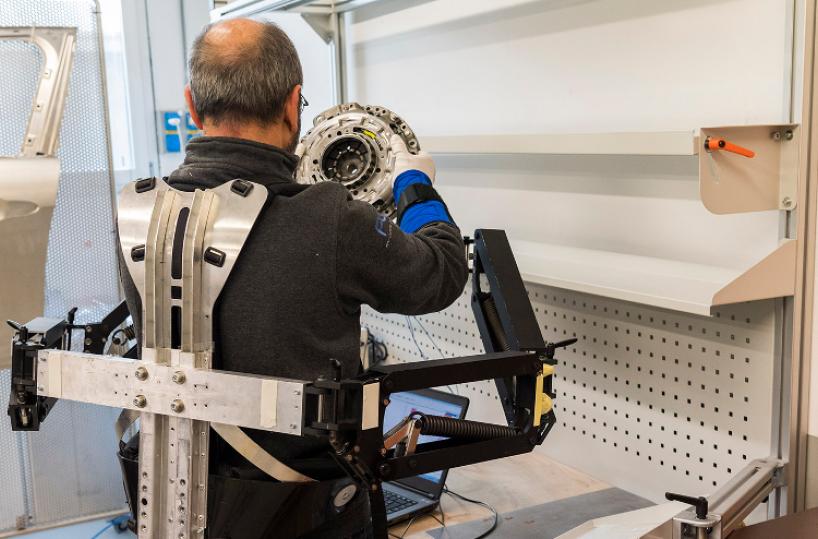 Fca, a Melfi gli operai bionici: un robot aiuta a sollevare i pesi