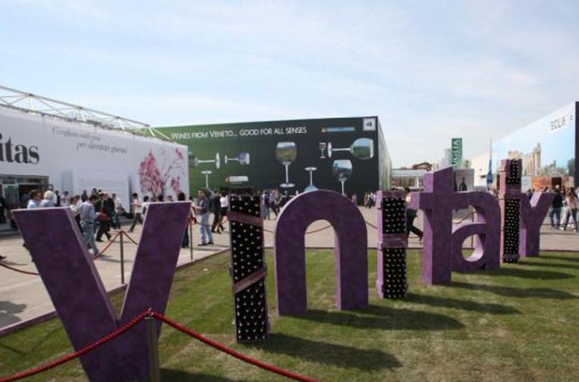 Grottaglie, le ceramiche da vinoprotagoniste al Vinitaly di Veronaprota