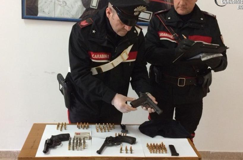 Bari, tre pistole in casain cella incensurato:è un «custode» dei clan?