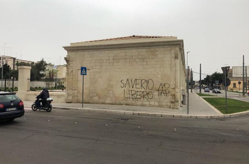 Scritta no-Tap  sul muro degli ex Agostiniani