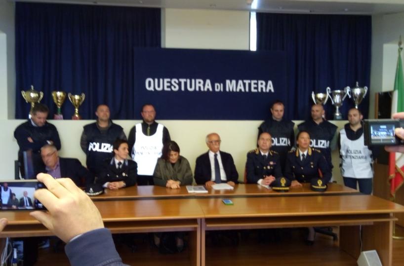Soldi per far entrare pacchi  nel carcere di Matera arrestati 2 agenti penitenziari