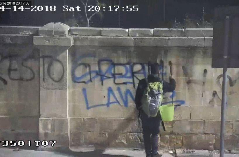 Scritte pro No Tap su muri denunciato antagonista