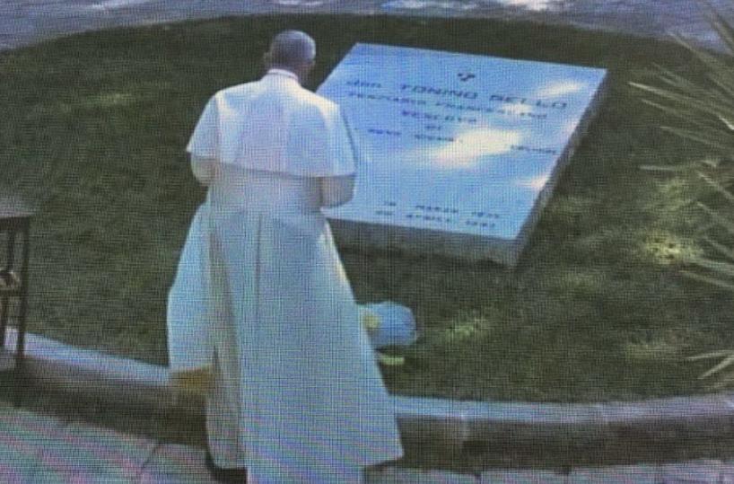 papa francesco sulla tomba di don Tonino Bello