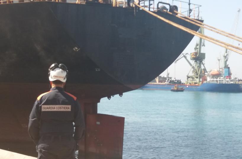Taranto, carenza sicurezzaantincendio: fermata nave
