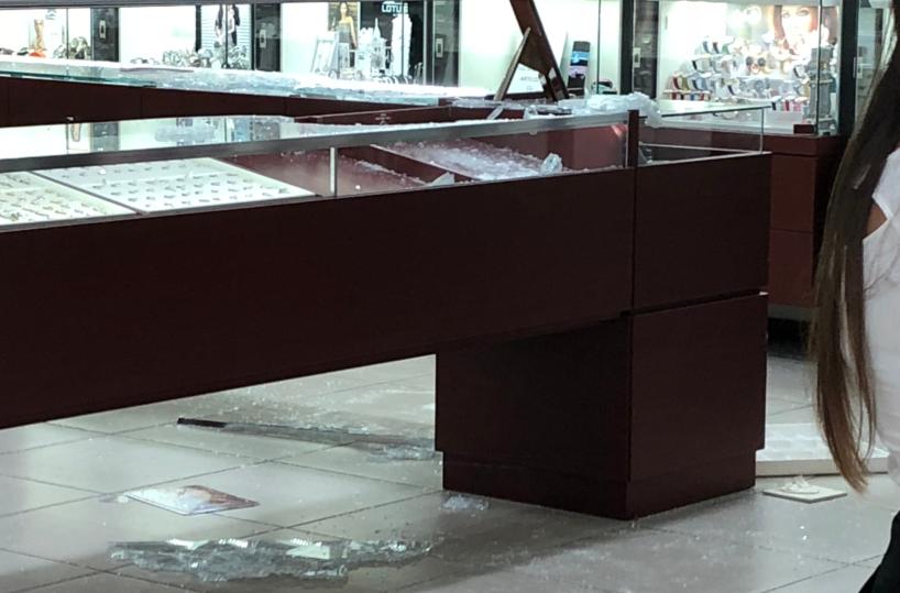 Taranto, paura per rapinain gioielleria: banditisparano e spaccano vetri