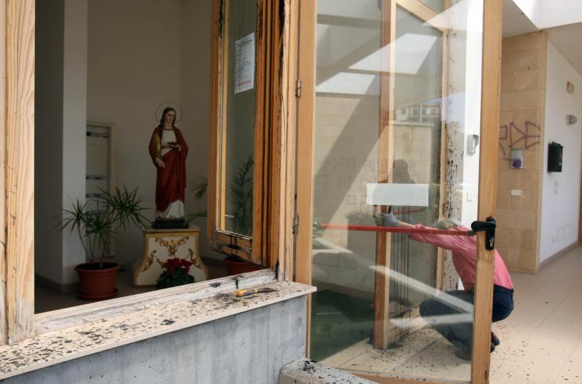 Scritte No Tap sui muri della chiesa di Santa Lucia a Lecce