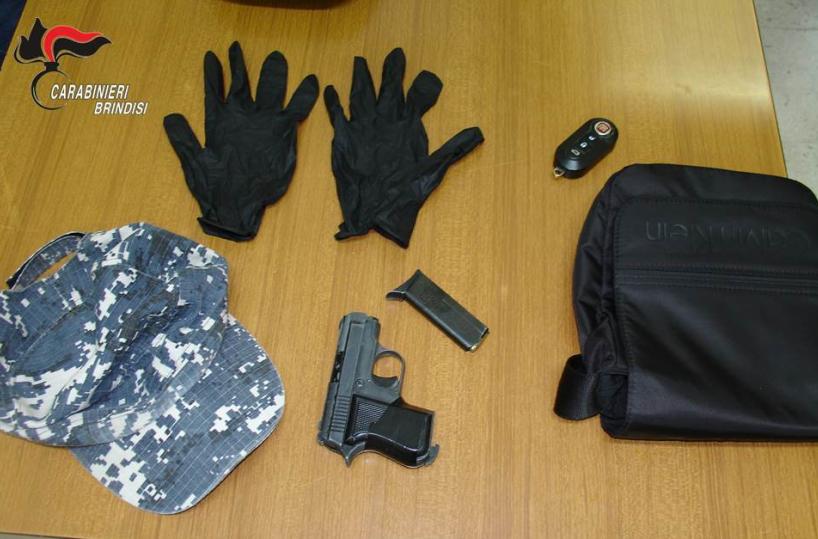 Evade dai domiciliari e ruba un'auto per andare a trovare la famiglia