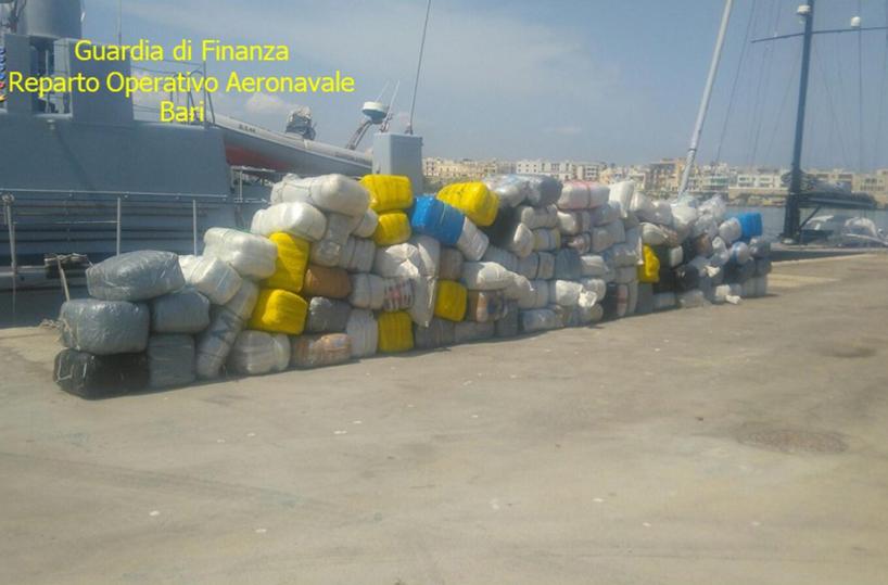 Bloccato a Brindisi un gommone con 2,5 tonnellate di marijuana