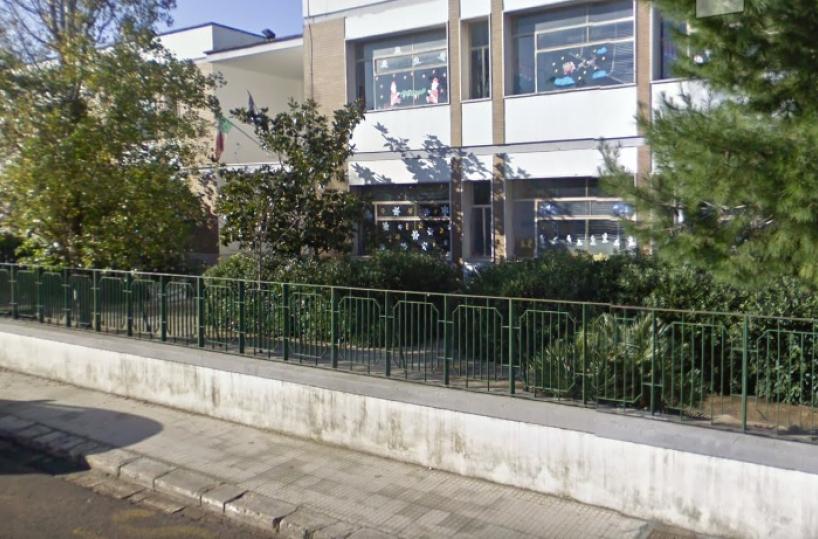 Copertino, cade plafoniera a scuola durante test Invalsi