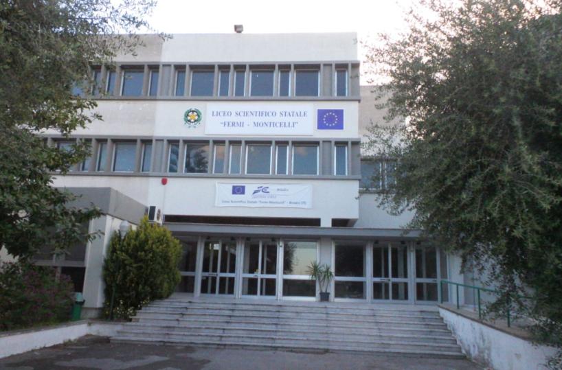 Bullismo al liceo, a testa in giùlo fanno cadere: va in ospedale