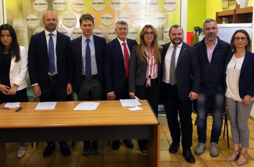 M5S e Xylella Puglia - Da sinistra i pentastellati Antonella Laricchia, Gianpaolo Cassese, Cristan Casili, Ruggiero Quarto, Patty L’Abbate, Giovanni Vianello, Vincenzo Garruti e Maria Soave Alemanno