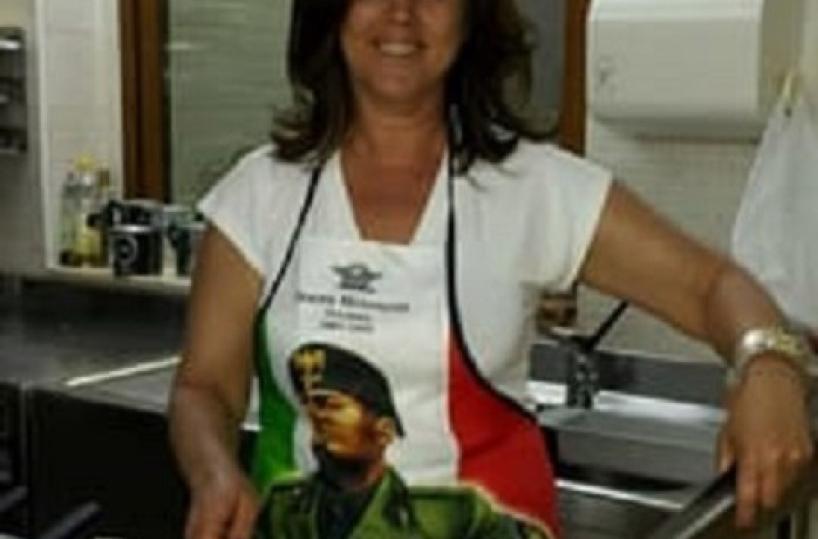 Vicesindaca di San Giovanni Rotondoai fornelli con il grembiule del Duce