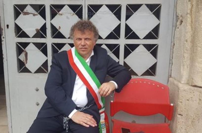 Tribunale Lucera chiuso, sindaco s'incatena. «Va salvato»