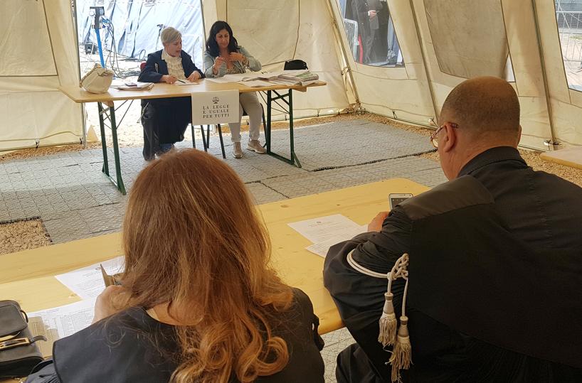 Palagiustizia: udienze in tenda, 40 gradi e zanzare