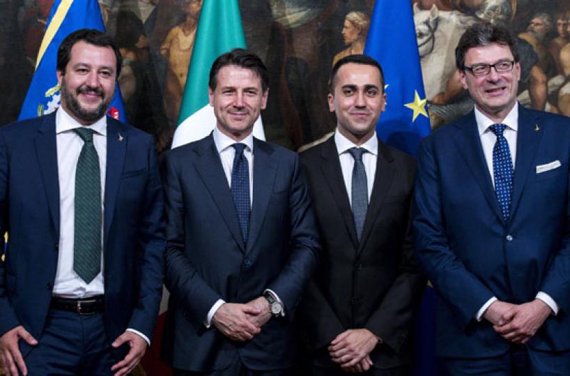 NUOVO GOVERNO - La posizione difensiva delle mani assunta dai protagonisti