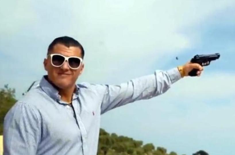 Eazy Padrino mentre spara nel video