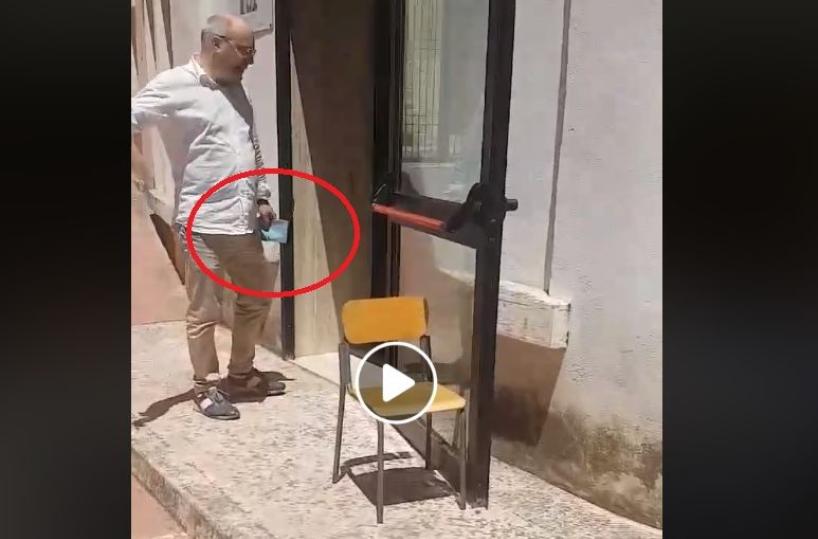 Il presidente del seggio 29 ad Altamura con la scheda in mano