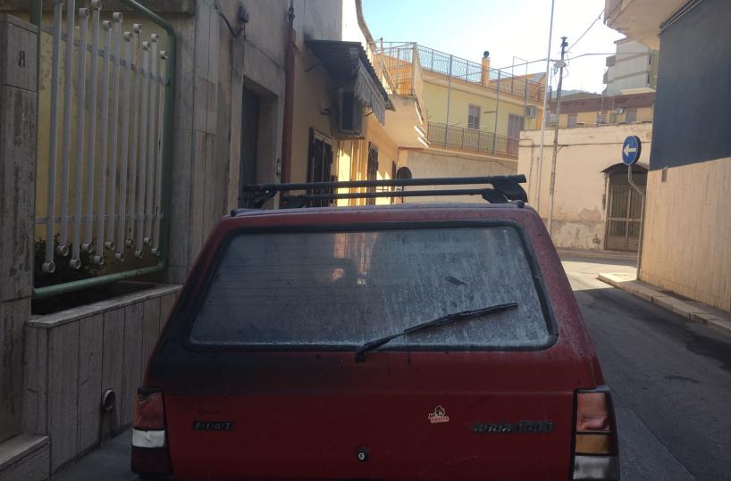Due auto date alle fiamme paura a Canosa