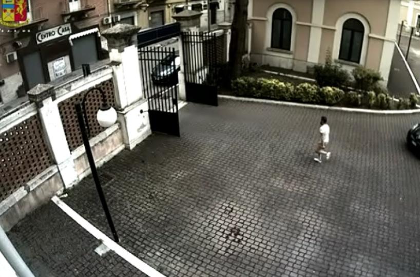 Finge di  vedere i voti a scuolama rapina dipendente: arrestato