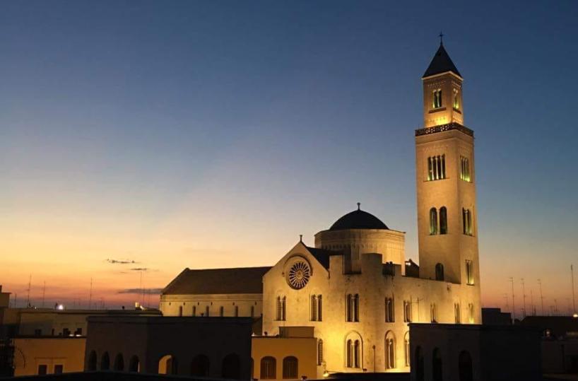 una bellissima vista di Bari al tramonto