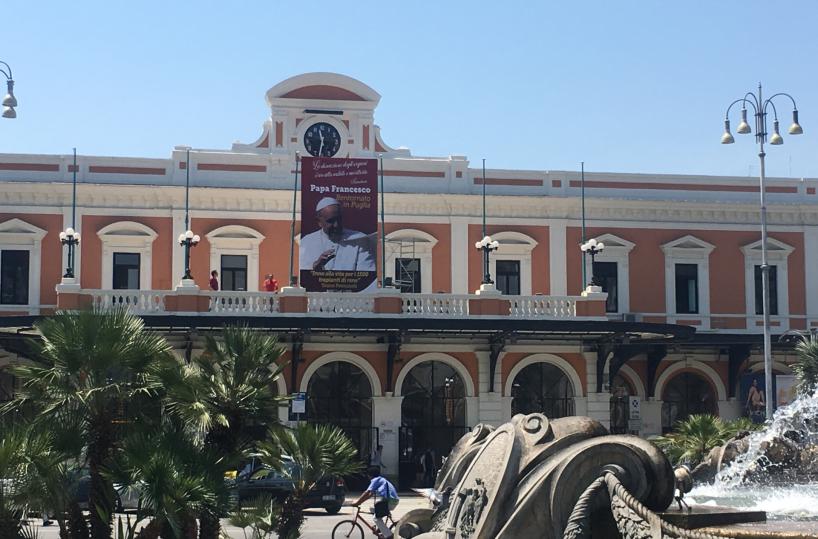 Sulla stazione centrale di BariIl benvenuto a Papa Francesco
