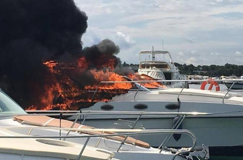 Porto Cesareo, brucia yachtnella sede della Lega navale