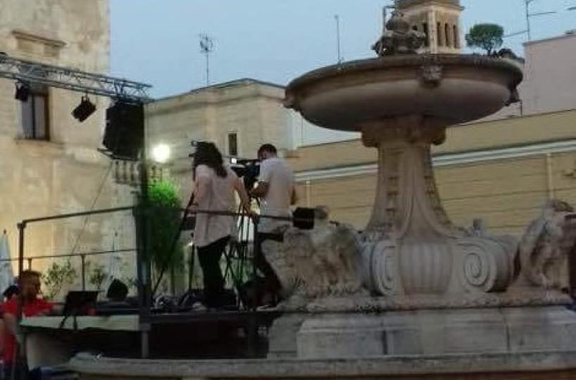 Il palco per l'evento? Montato all'interno della fontana simbolo