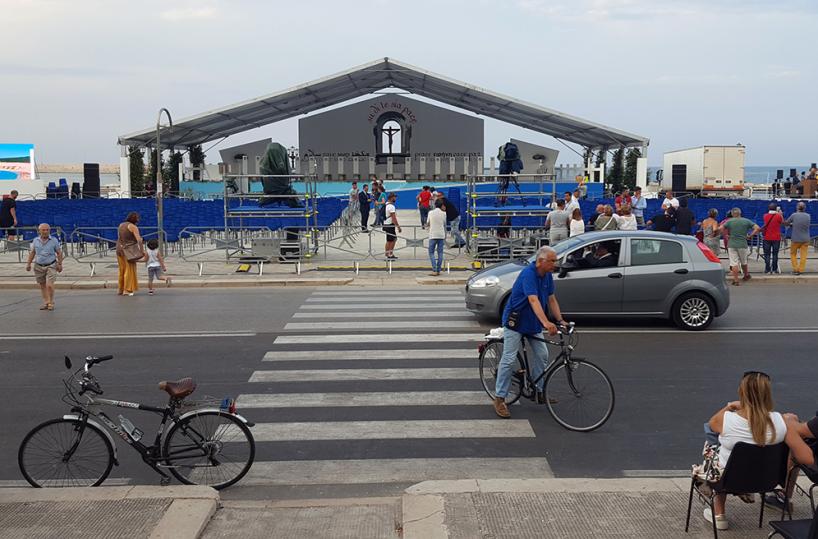 Papa Francesco a Bari prega per la paceSul lungomare l'abbraccio dei 50milaSegui la diretta streaming
