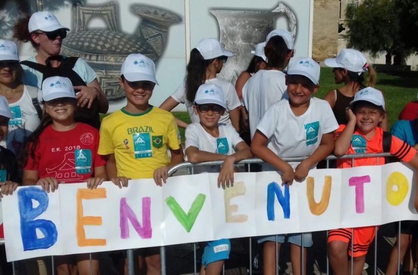 Il benvenuto colorato dei più piccoli a Francesco