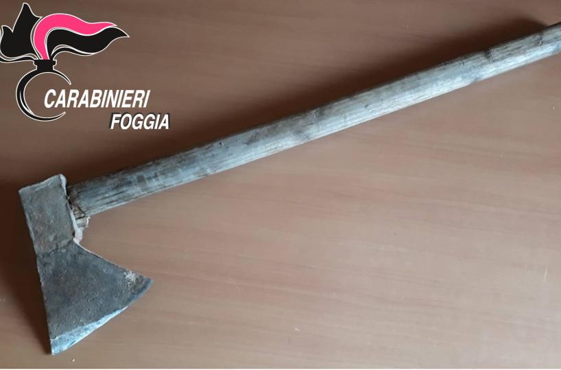 Armato di ascia minaccia la moglie: arrestato