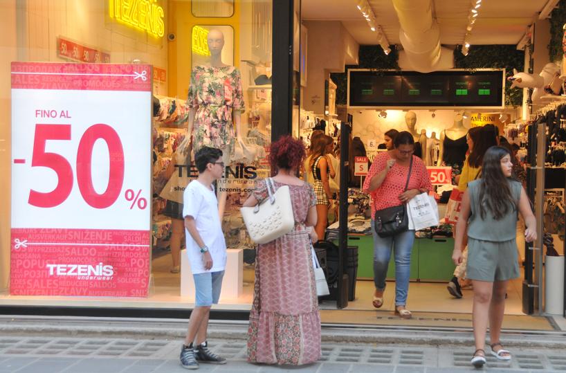 Saldi, nei negozi porte aperte anche di domenica